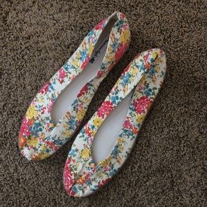 American Eagle Floral Flats